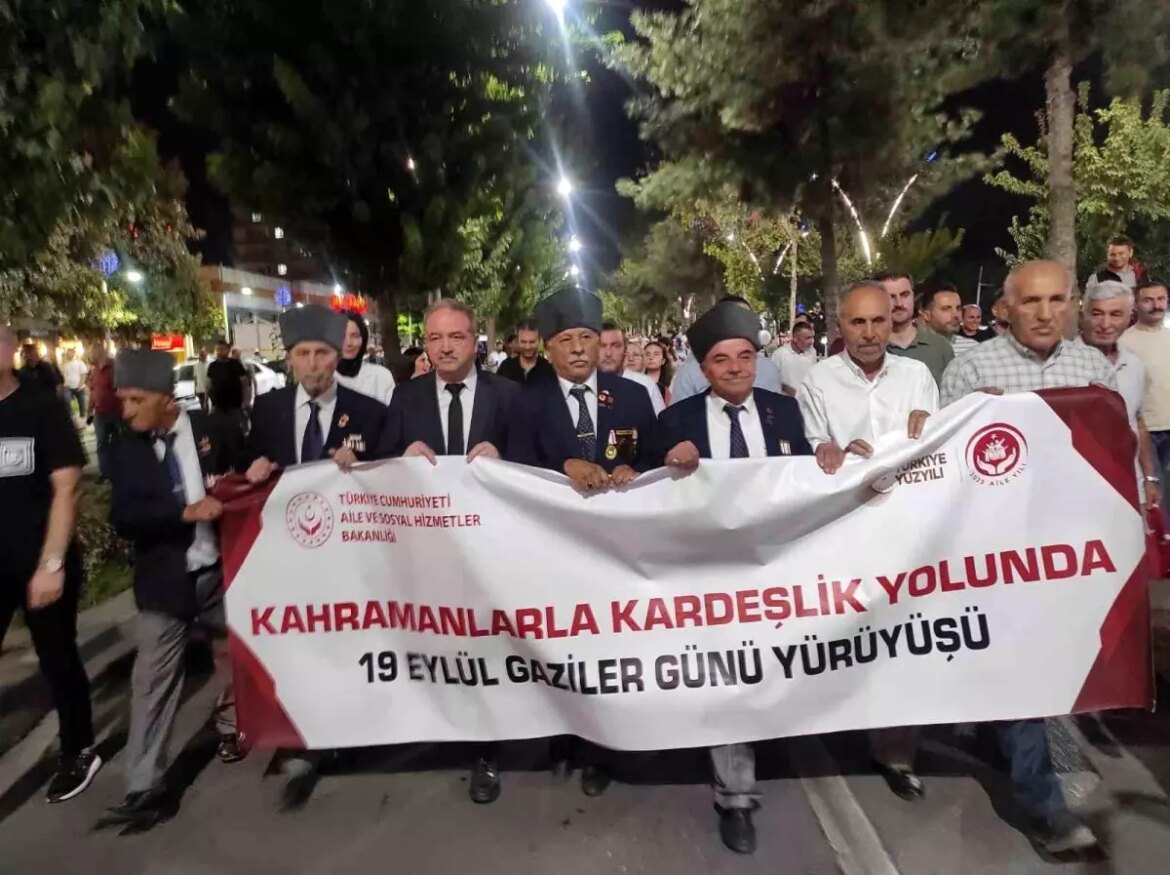 batmanda-19-eylul-gaziler-gunu-kortej-yuruyusu-duzenlendi-KjSBbTMh.jpg