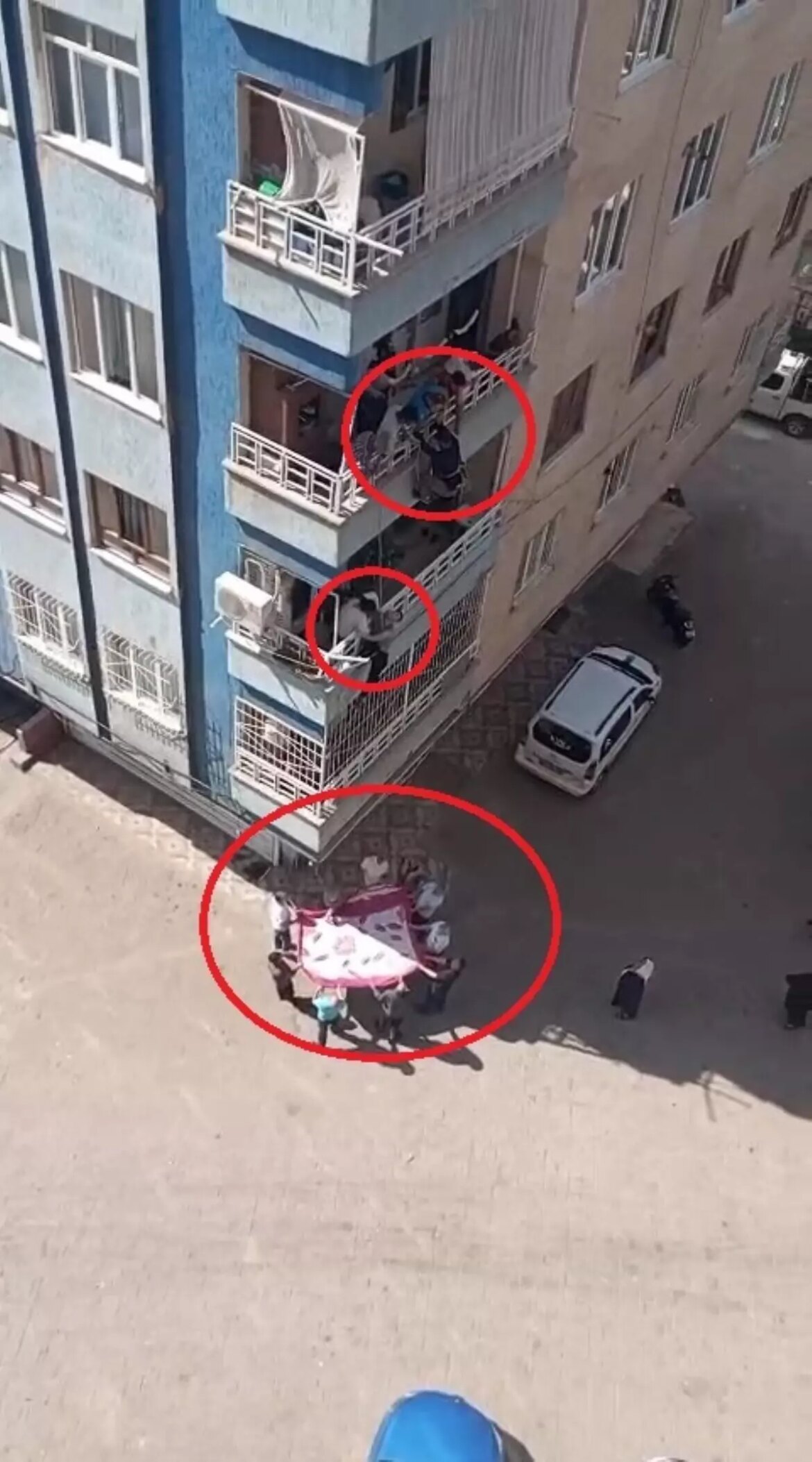 diyarbakirda-down-sendromlu-cocuk-balkondan-kurtarildi-D2yjQyeb.jpg