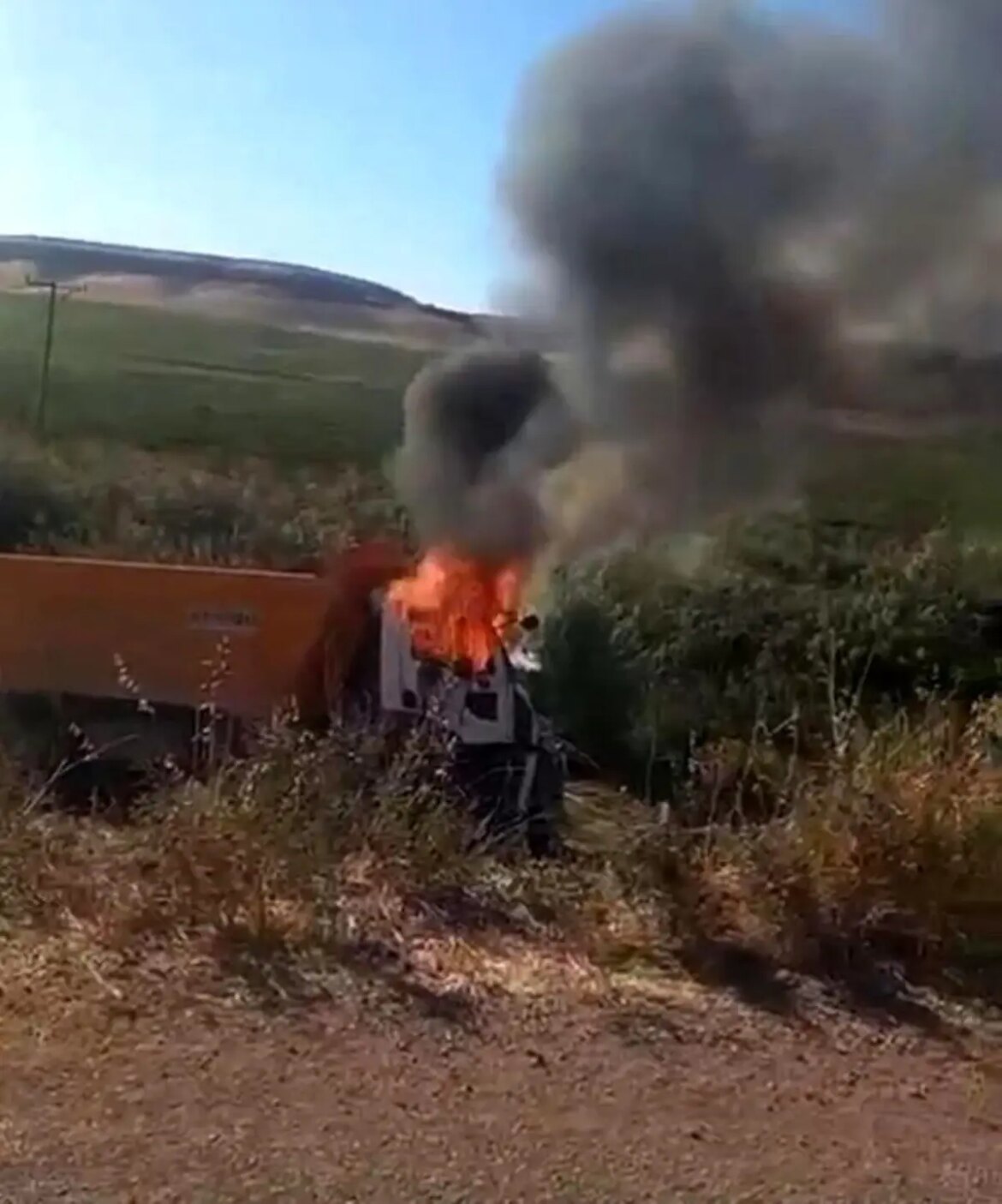 diyarbakirda-kamyon-devrildi-sofor-yanarak-hayatini-kaybetti-6nB2ZseG.jpg
